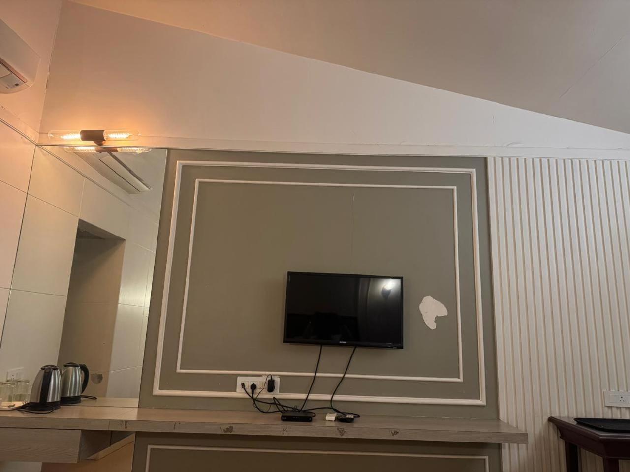 Majestic Inn Васаи Екстериор снимка