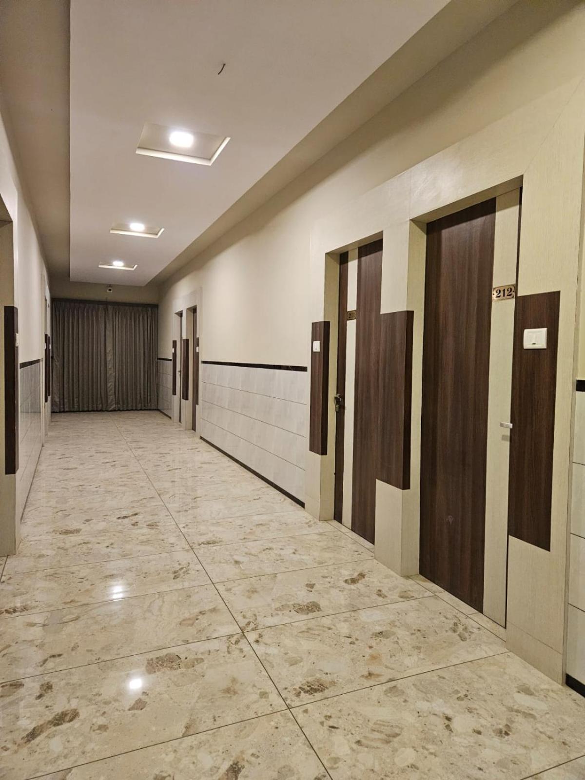 Majestic Inn Васаи Екстериор снимка