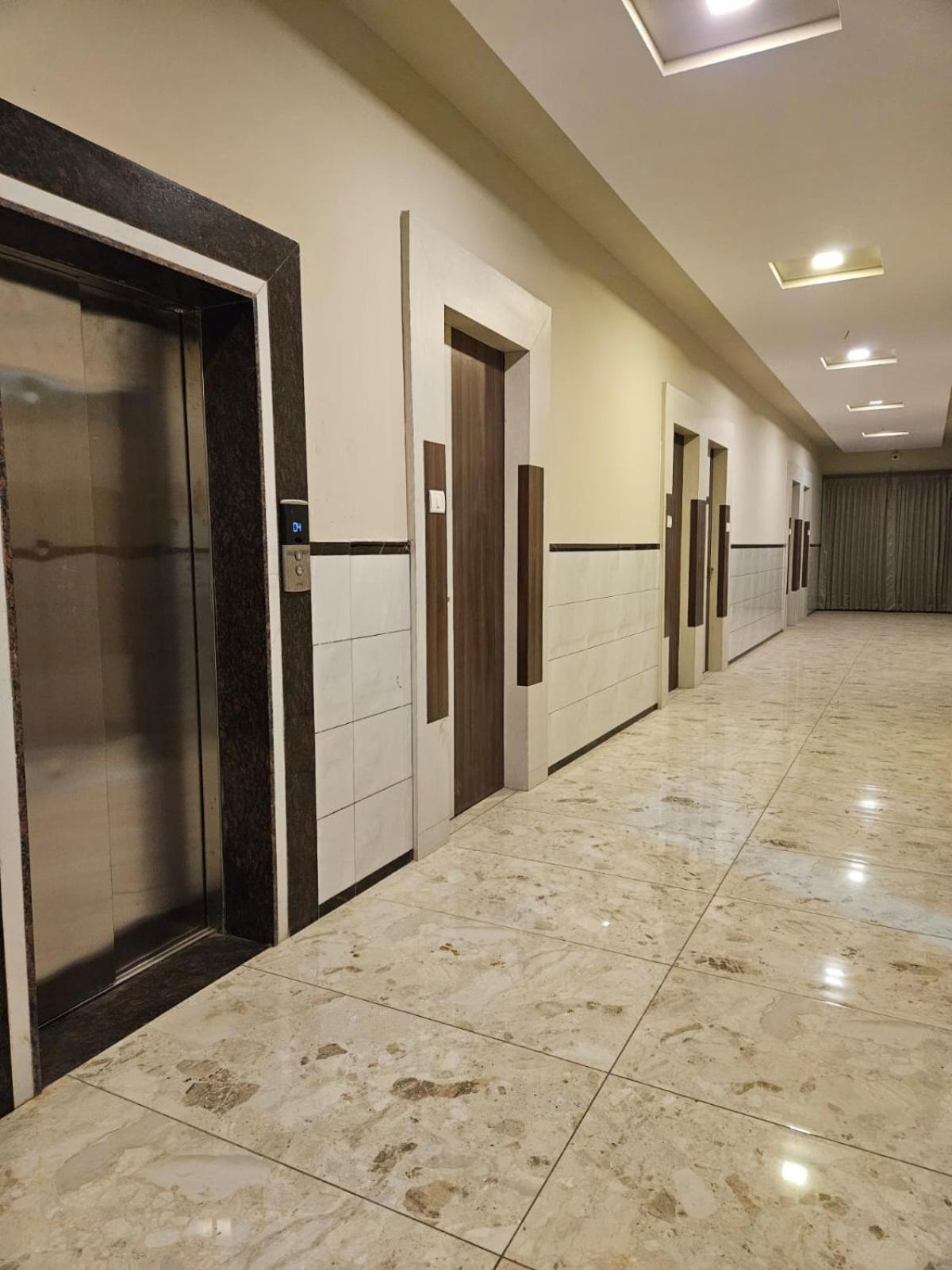 Majestic Inn Васаи Екстериор снимка