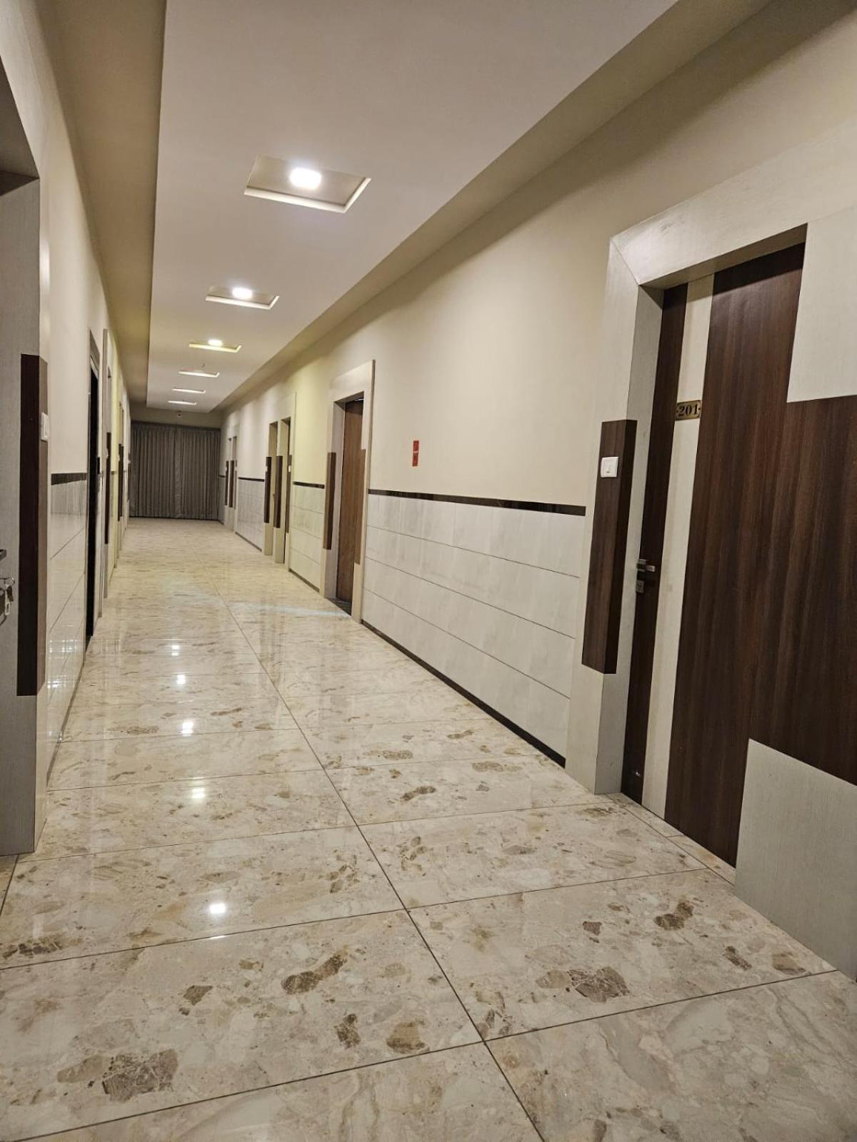 Majestic Inn Васаи Екстериор снимка